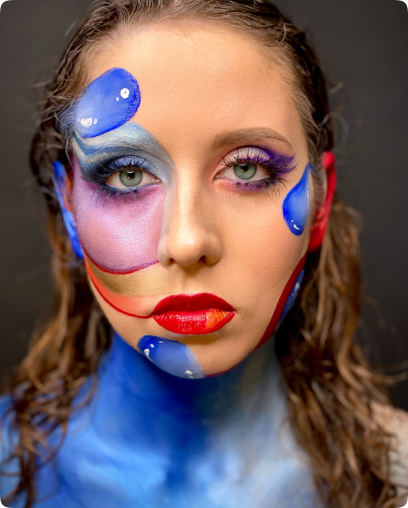 2006 Simona began her creative path in art training.